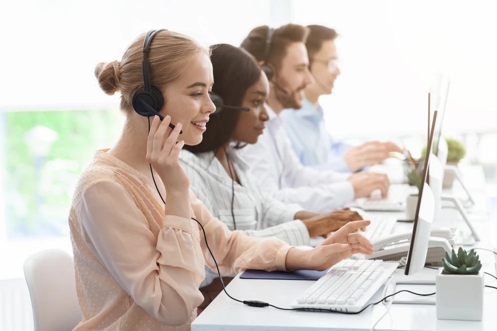 Mitarbeiter im Kundenkontakt über PC und Headset